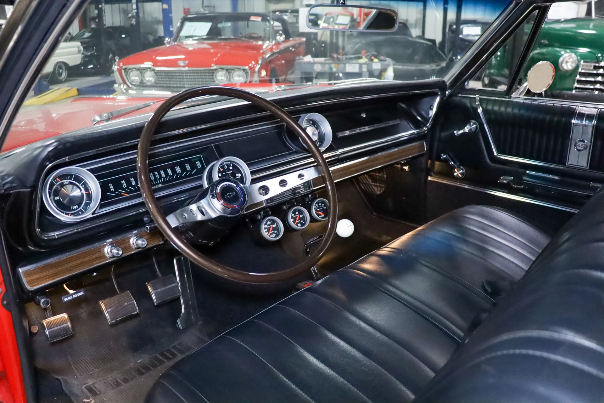 1965 Chevrolet Impala SS photo 13